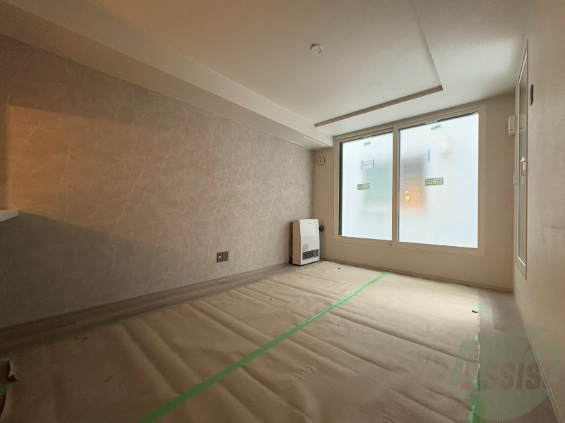 居室・リビング　リビングです。窓が大きくて明るいですね！