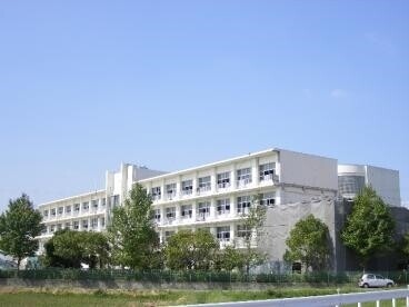 中学校　岡崎市立六ツ美北中学校（中学校）まで703m