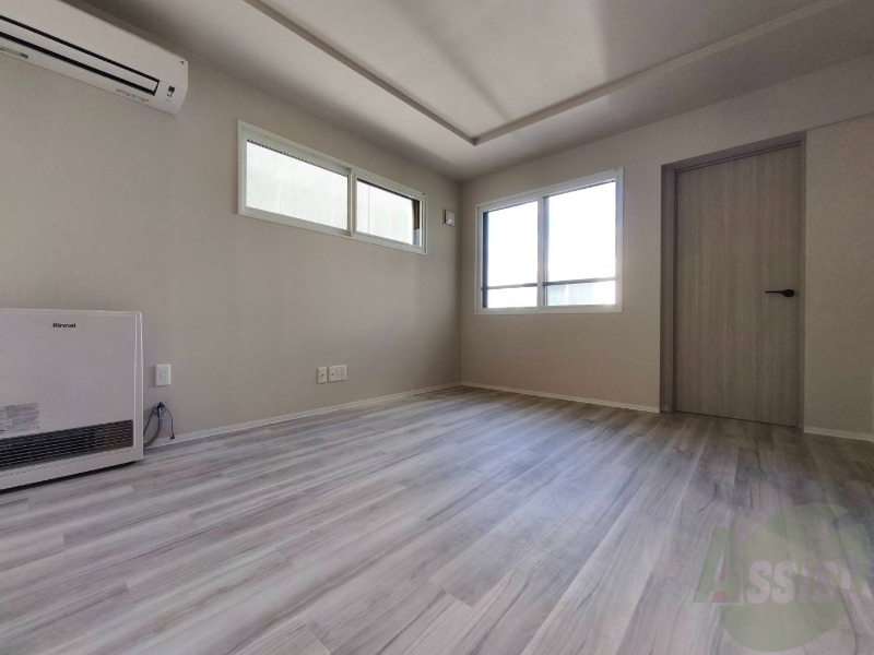 居室・リビング　木目のフローリングは落ち着きのある印象のお部屋になりますね。