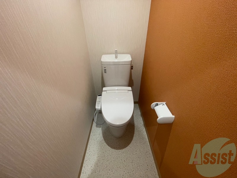 トイレ　温水洗浄便座なので快適に使用できそうですね。