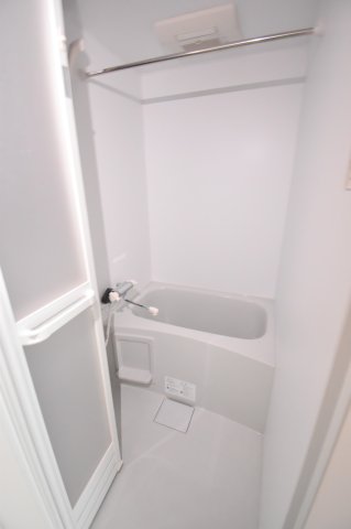 バス・シャワールーム　ちょうどいいサイズのお風呂です。お掃除も楽にできますよ。
