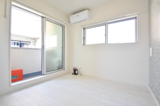 居室・リビング　エアコン付きのお部屋です