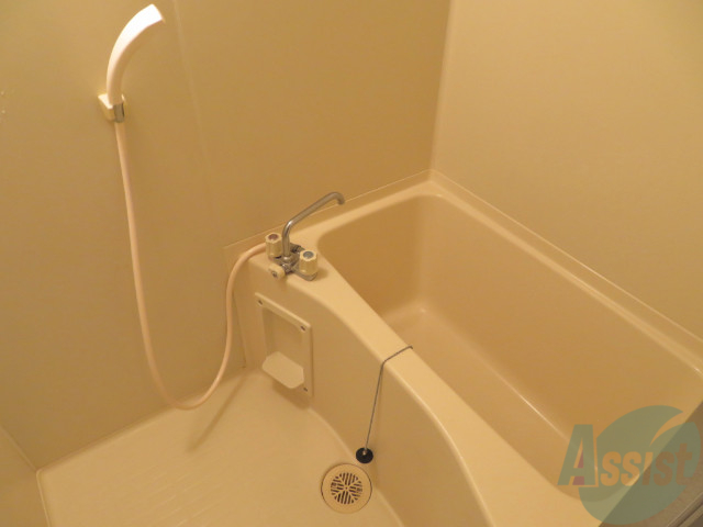 バス・シャワールーム　バスルームは狭すぎず、シャワーも浴びやすそうです。