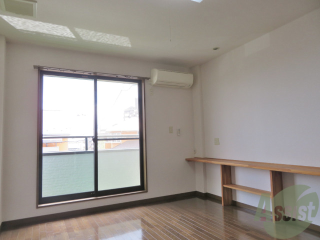 その他設備　別の角度から洋室を撮影しました。日射しがあり明るい印象。