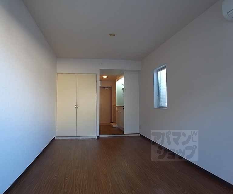 居室・リビング　洋室７帖・キッチンとの間に間仕切り扉無し（角部屋は窓が...