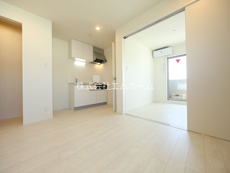 居室・リビング　ＬＤＫ8帖　洋室4.2帖　エアコン完備　バルコニー