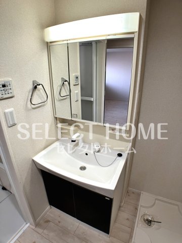 洗面設備　独立洗面台、朝の身支度には欠かせません 同型タイプ