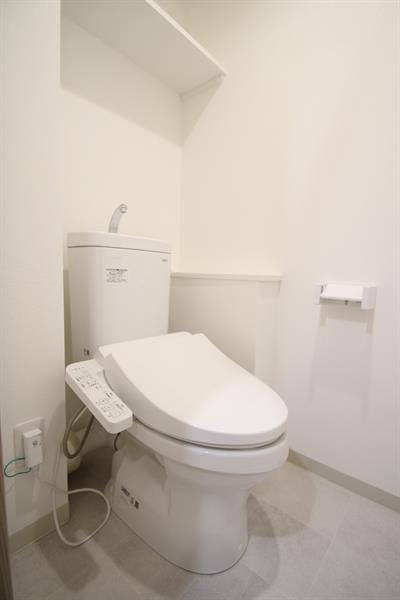 トイレ　横にトイレットペーパーのストックを置けます！上にも棚有り！