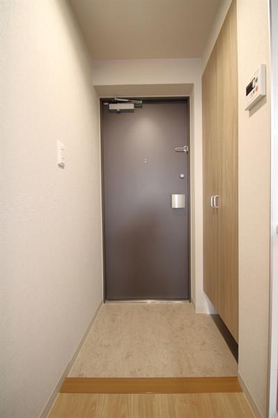 玄関　ひとり暮らしには余るぐらい、たくさん入るシューズボックス