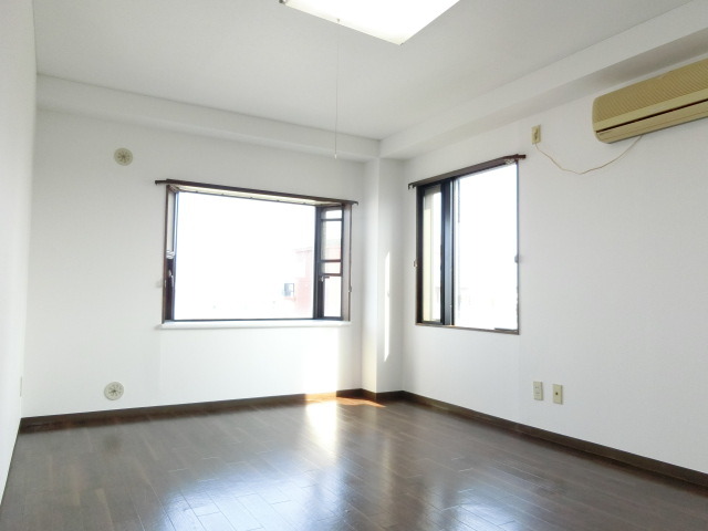 居室・リビング　２面採光の明るいお部屋です。