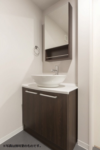 洗面設備　オシャレな独立洗面化粧台です