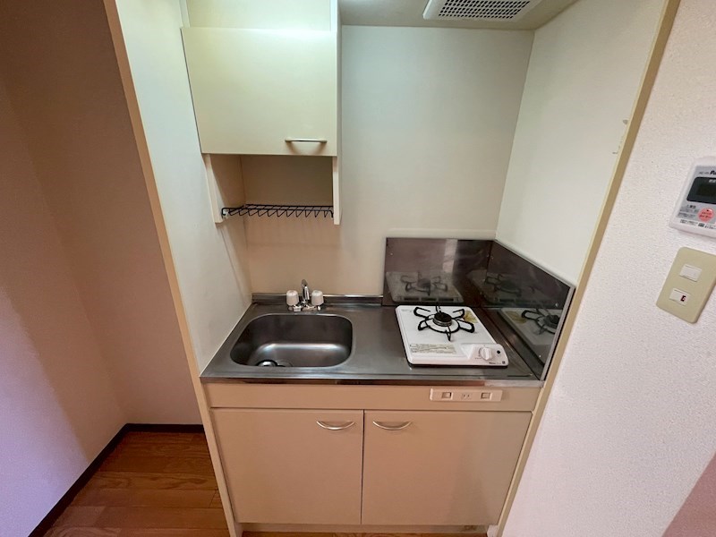 キッチン　ガスコンロ付きですぐに調理できます。