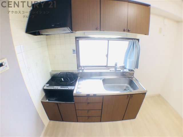 キッチン　窓付きで換気に便利です♪