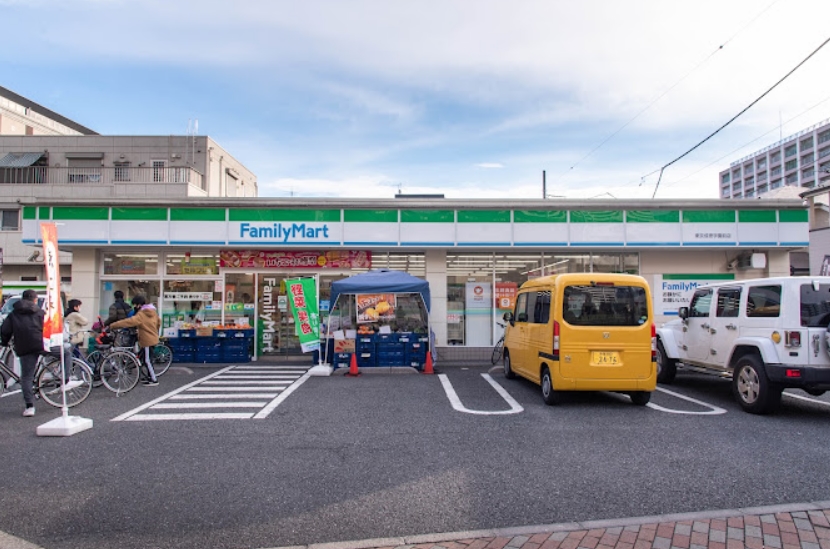 コンビニ　ファミリーマート東京成徳学園前店（コンビニ）まで113m