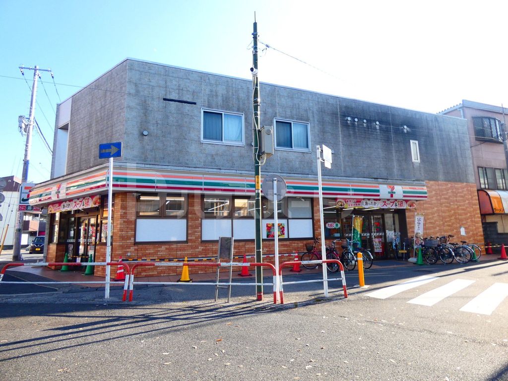 コンビニ　セブンイレブン松戸上本郷駅前店（コンビニ）まで400m