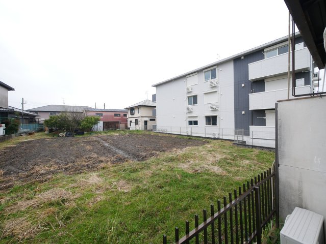 眺望　開放的で明るい空間を演出してくれるバルコニーです