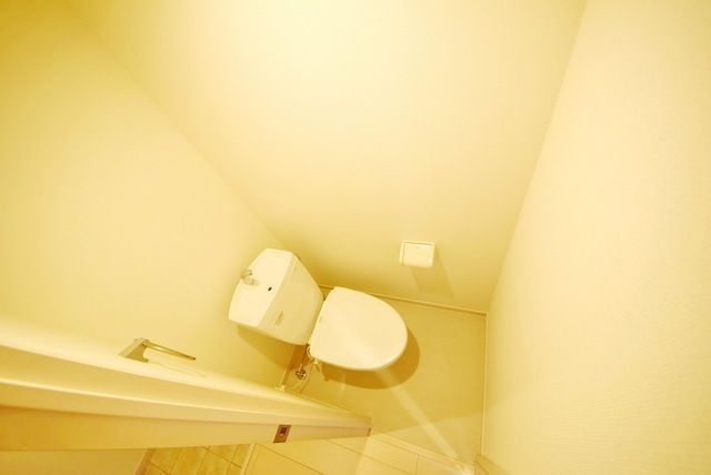 トイレ　白を基調とした清潔感のあるトイレです