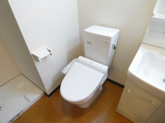 トイレ　温水洗浄便座付きのトイレです。