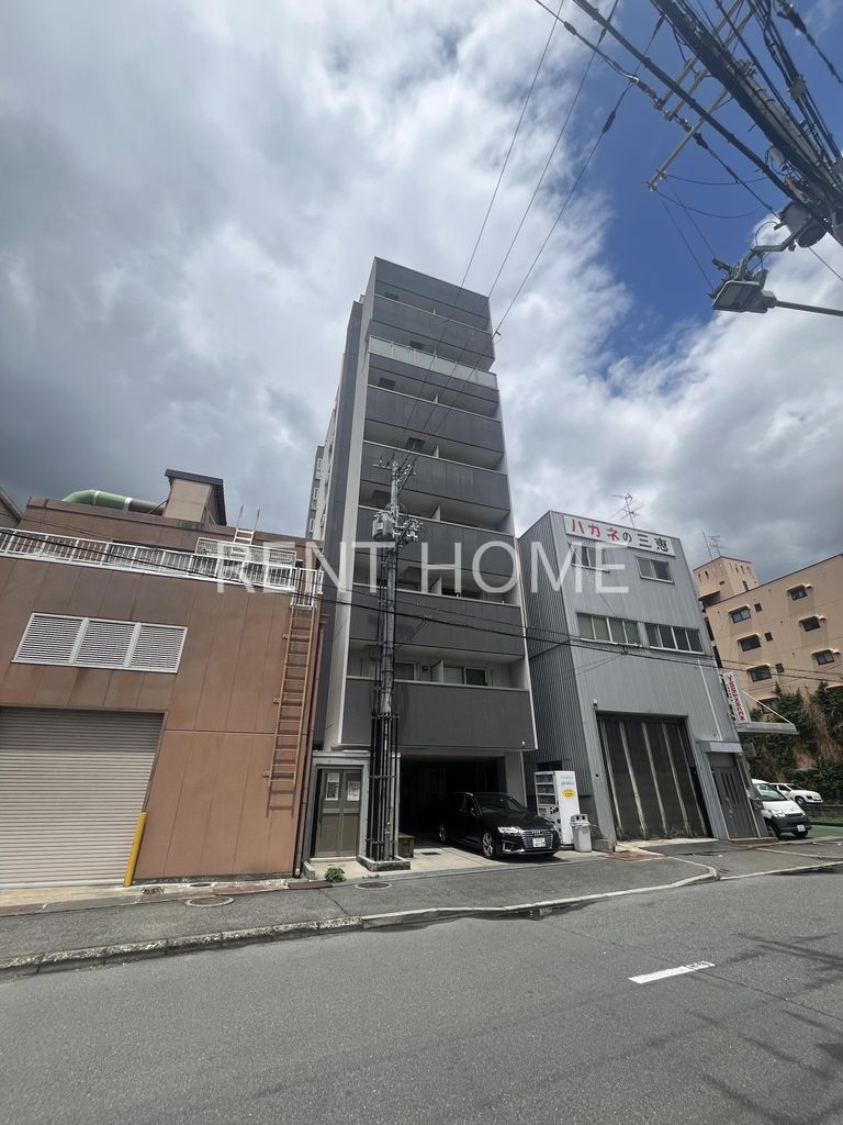 建物外観　鉄骨造の９階建ての建物です。