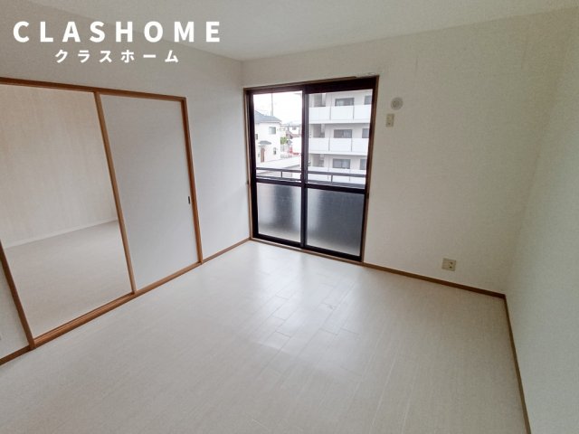 居室・リビング　同物件の別部屋になります。