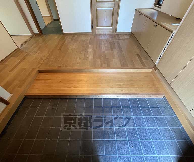 玄関　出入りに十分なスペースを確保した玄関です。