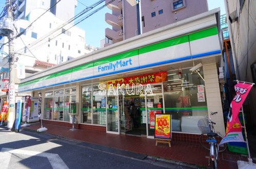 コンビニ　ファミリーマート 新丸子駅西口店（コンビニ）まで40m