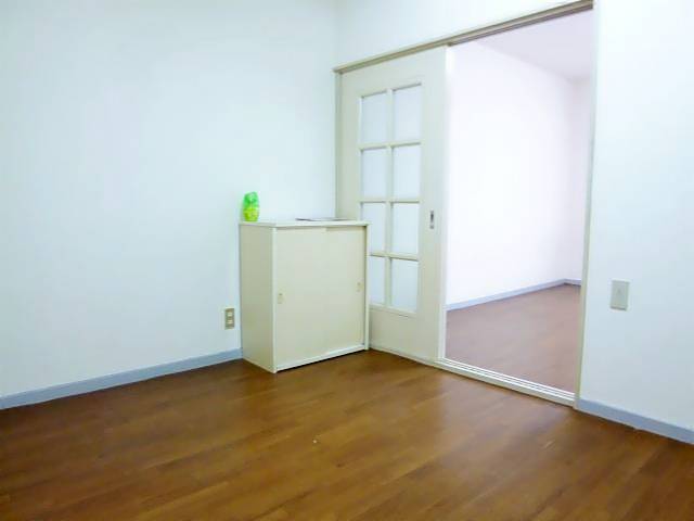 その他部屋・スペース　ダイニングから洋室側を撮ったお写真です