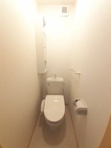トイレ　落ち着いた色調のトイレです