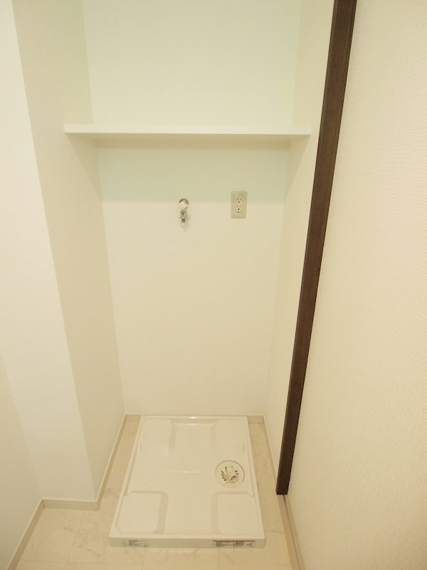 その他設備　室内洗濯機置き場。便利な出窓付き。