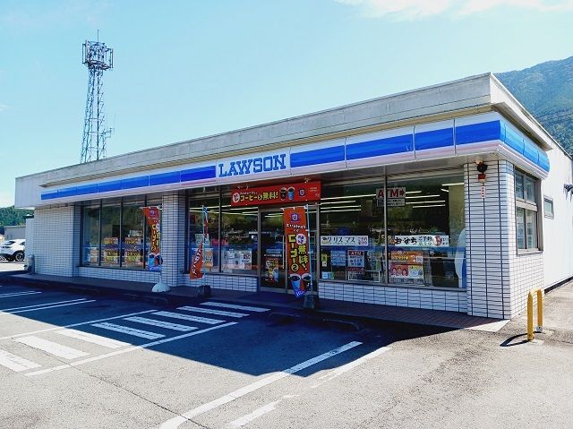 コンビニ　ローソン大洲新谷室戸店様（コンビニ）まで400m
