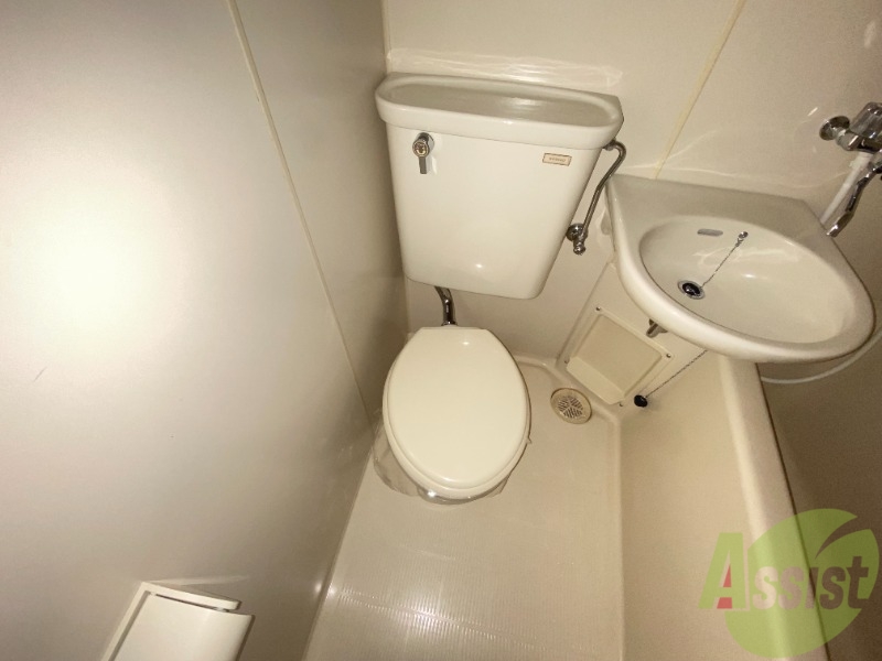 トイレ　こちらはトイレになります。浴室の中にあるユニットタイプです。