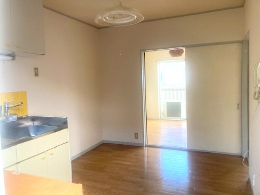 居室・リビング　クリーニング前のお部屋です。