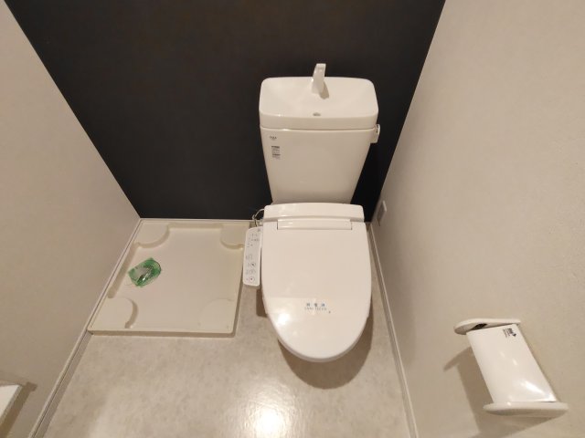 トイレ　同物件、別のお部屋の写真です。