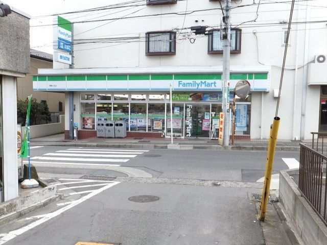 コンビニ　ファミリーマート（コンビニ）まで650m