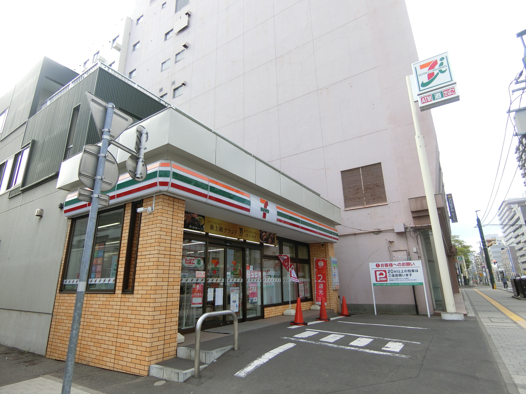 コンビニ　セブンイレブン札幌南4条西7丁目店（コンビニ）まで180m