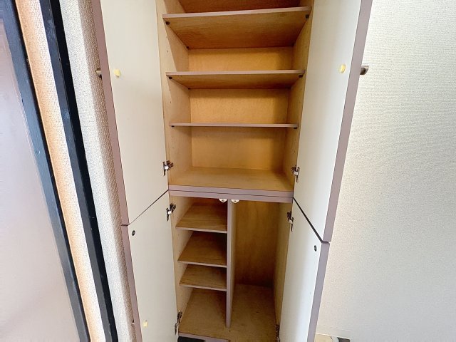 収納　掲載写真は同型の左右反転の部屋を掲載しております。仕様等が異