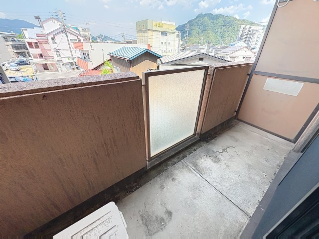 バルコニー　掲載写真は同型の左右反転の部屋を掲載しております。仕様等が異
