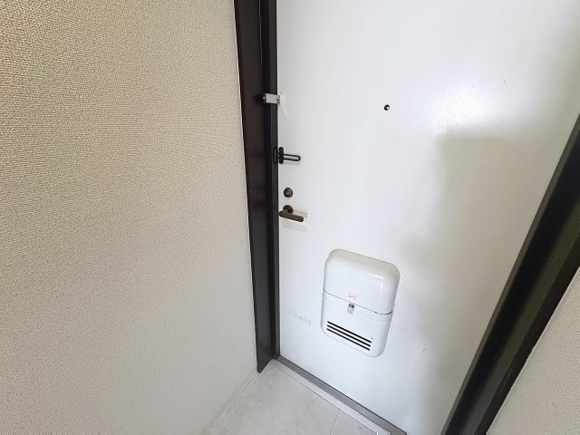 玄関　掲載写真は同型の左右反転の部屋を掲載しております。仕様等が異