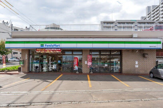 コンビニ　ファミリーマート札幌平岸5条店（コンビニ）まで380m