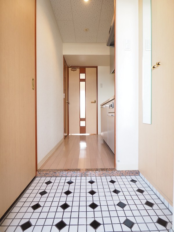 玄関　おしゃれな玄関。床色、建具の色は現況優先となります。