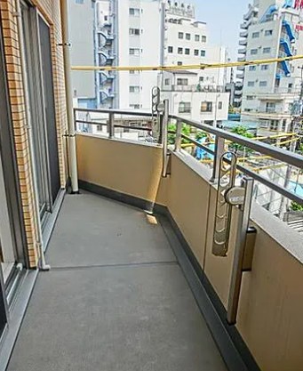 バルコニー　暖かな日差しのふりそそぐバルコニー
