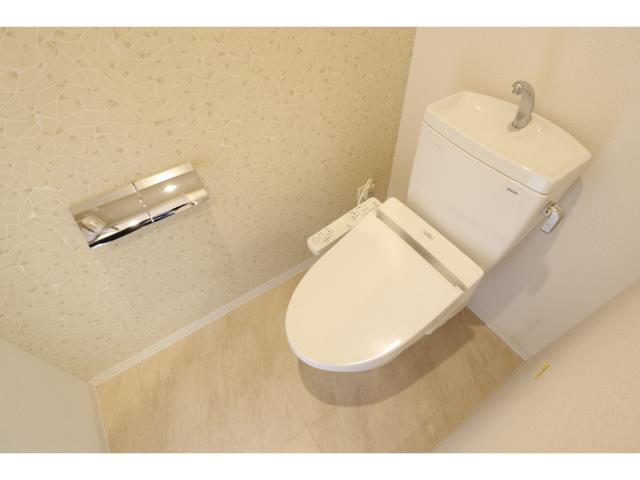 トイレ　落ち着いた色調のトイレです
