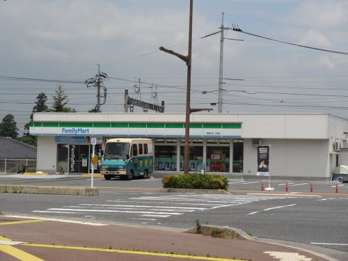 コンビニ　ファミリーマート西条三永一丁目店（コンビニ）まで261m