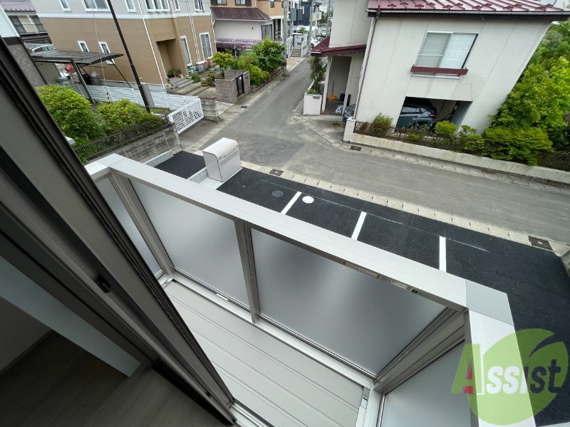 バルコニー　バルコニーになります。窓を開けると風通しが良いです。