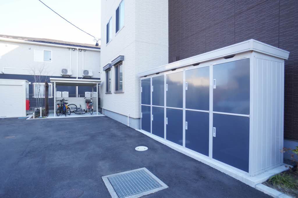 建物外観　駐輪場、物置