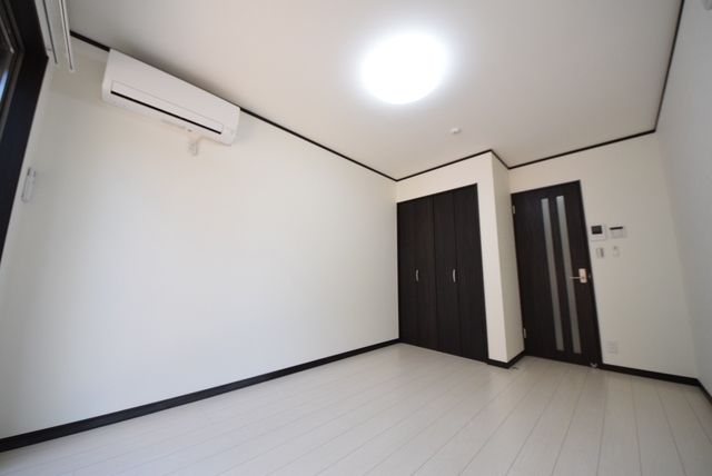 居室・リビング　照明付きのお部屋です