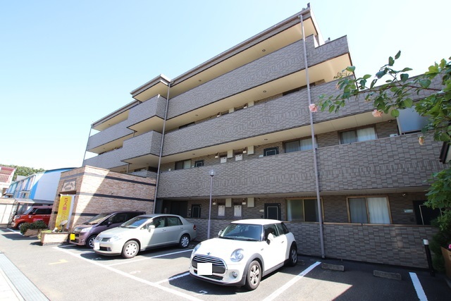 建物外観　重量鉄骨造５階建てマンションになります。