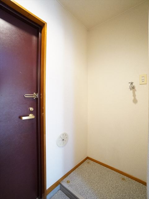 玄関　左に洗濯機置場