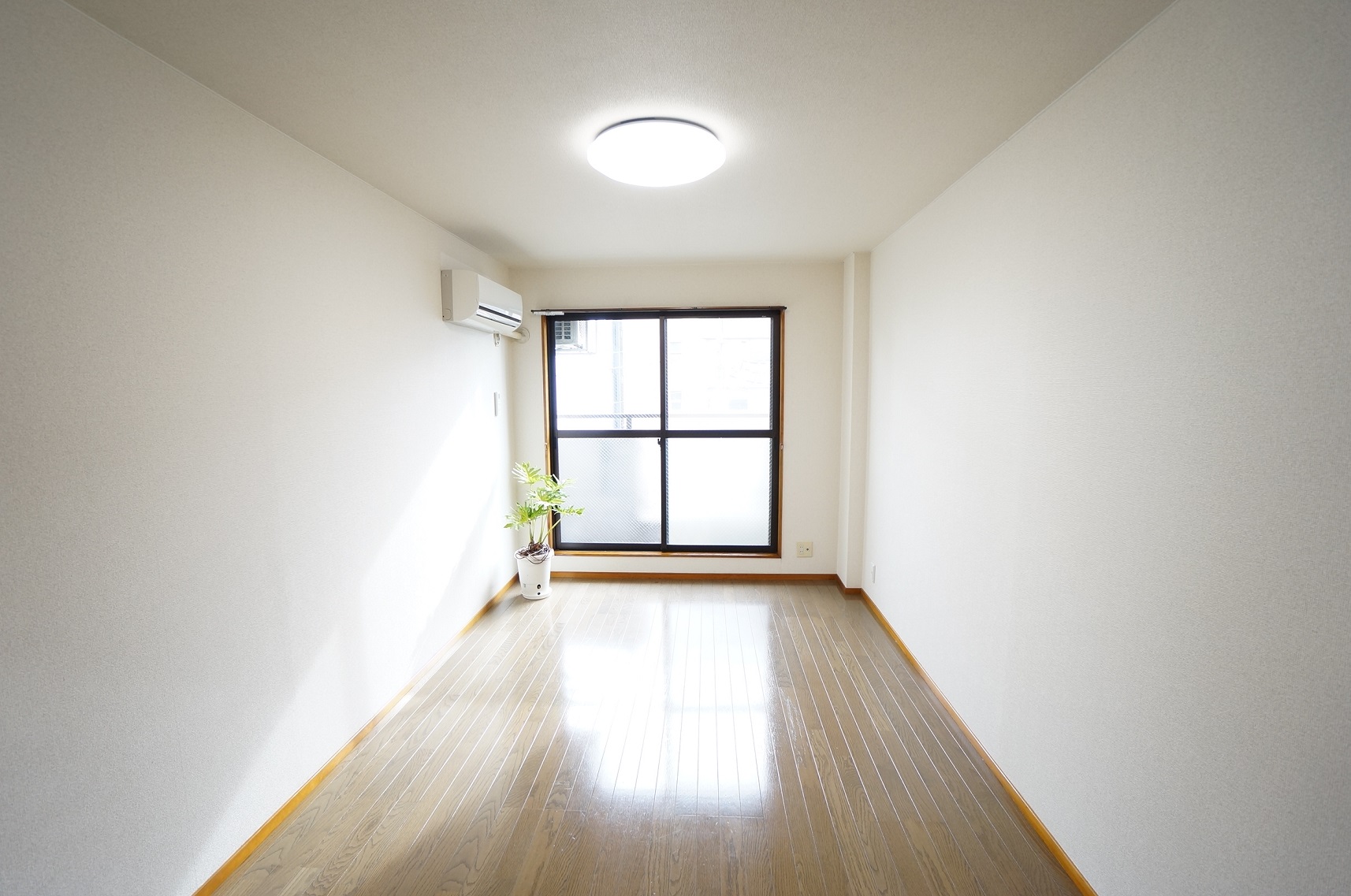 居室・リビング　エアコンと電気付居室。フローリング。