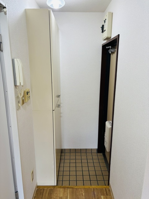 東急池上線 戸越銀座駅 徒歩1分 3階建 築36年の玄関写真